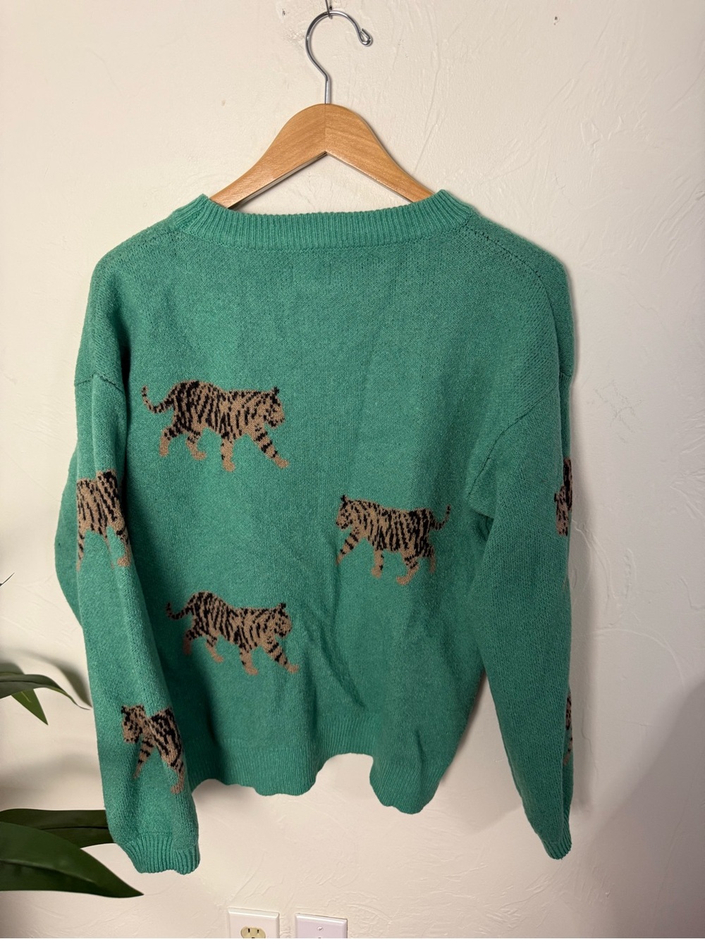 BiBi Green Tiger Print Sweater Size Large Cozy Statement Pullover - Picture 4 of 4